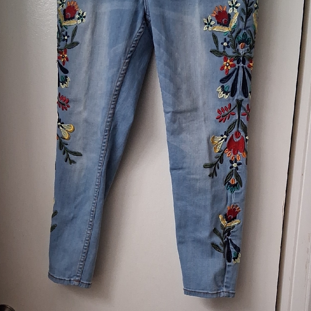 Embroidered Light Denim Caprus, Size 6 Petite - Picture 3 of 11